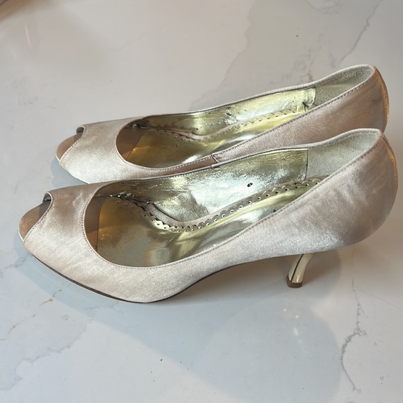 Gold BCBG size 8.5 sandal - Picture 2 of 4